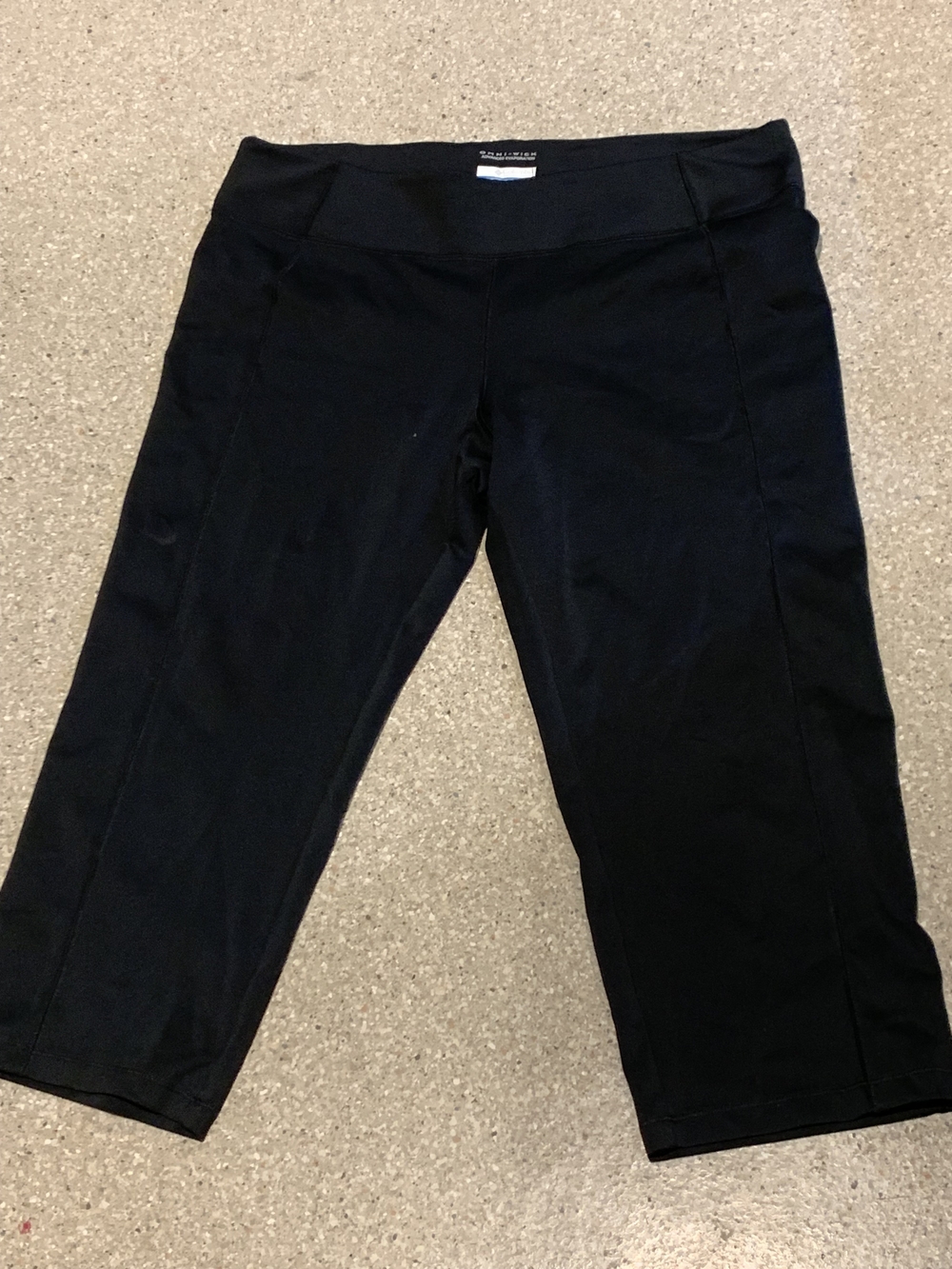 #688 "Columbia" OMNI-WICK Advanced Evaporation Black Cropped  Capri Leggings